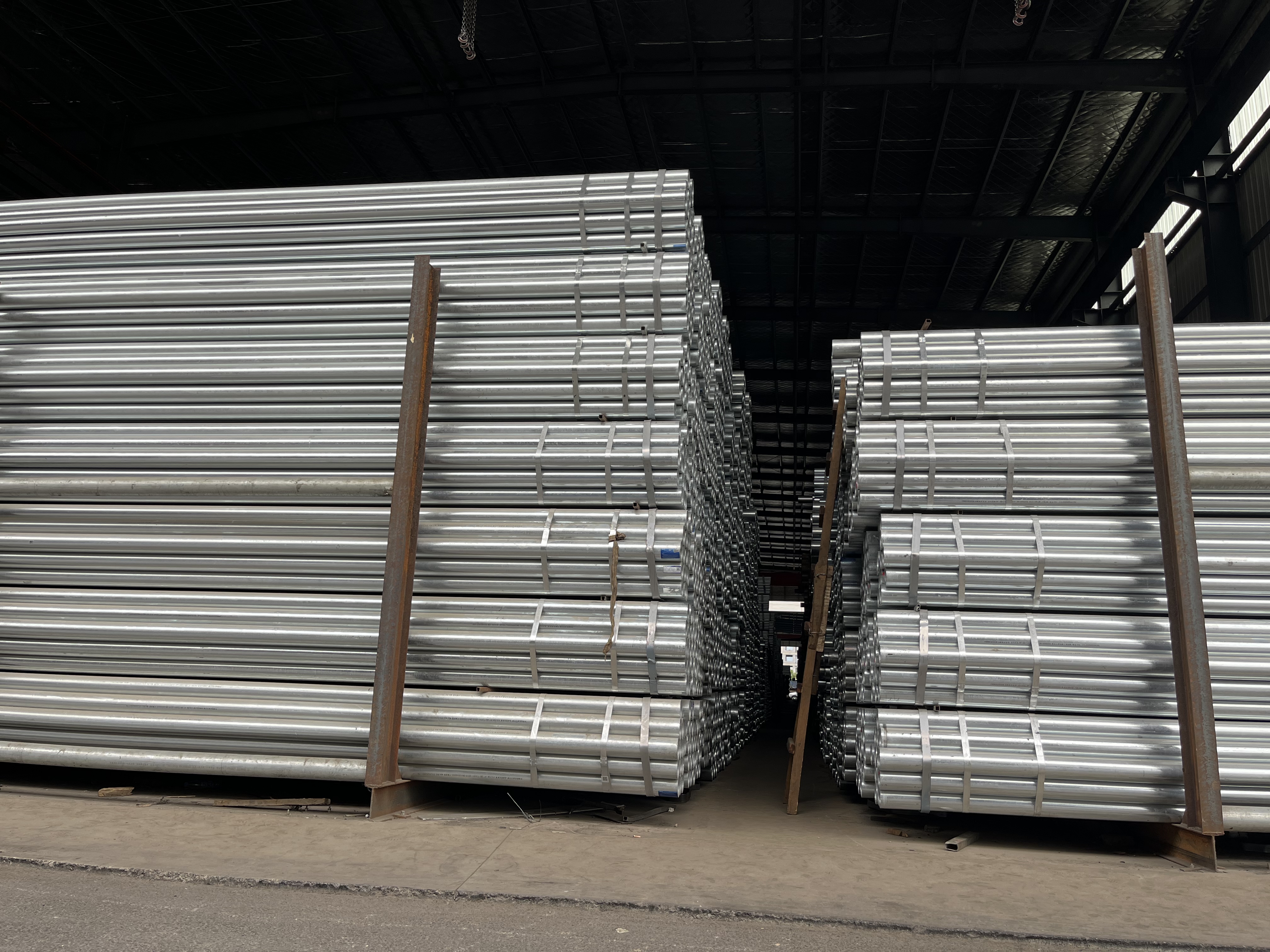 冷、熱鍍鋅鋼管有什么不同，生產(chǎn)鍍鋅管需要執(zhí)行哪些標(biāo)準(zhǔn)及技術(shù)要求。